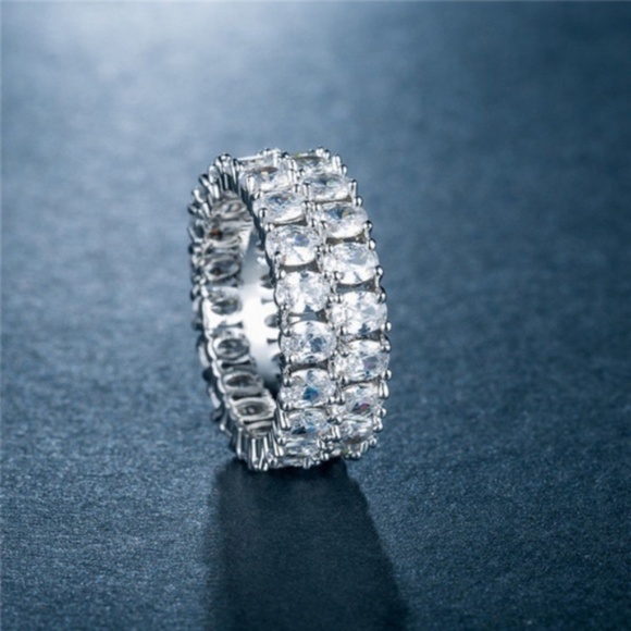 Elegant Oval Cut White Sapphire Women Wedding Ring - Picture 2 of 2